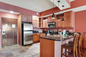 Fridge, microwave, oven, stovetop - Resort Condo w/ Adventure Perks in the Dells (Wisconsin Dells)