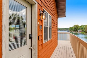 Property grounds - Lakefront Condo | Dog-Friendly + Beach Access (Wisconsin Dells)