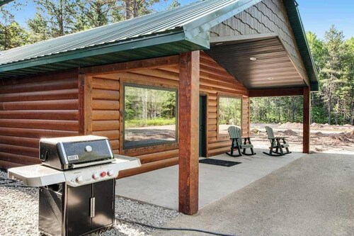 Modern dog-friendly cabin with hot tub, gas fireplace, patio, grill, & W/D