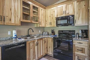 Fridge, microwave, oven, stovetop - Modern dog-friendly cabin with hot tub, gas fireplace, patio, grill, & washer/dr (Conover)
