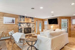 TV, fireplace, offices - Updated home on private lake, two fireplaces, WiFi, W/D, & AC (Eagle River)
