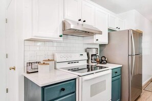 Fridge, microwave, oven, stovetop - Modern lakefront home with private dock, AC, kayaks, canoe & screened porch (Eagle River)