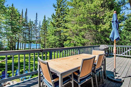 Modern lakefront home with private dock, AC, kayaks, canoe & screened porch