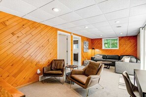 TV, offices - Modern lakefront home with private dock, AC, kayaks, canoe & screened porch (Eagle River)