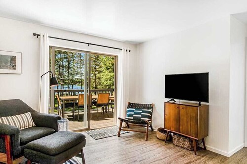 Modern lakefront home with private dock, AC, kayaks, canoe & screened porch