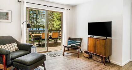 Modern lakefront home with private dock, AC, kayaks, canoe & screened porch