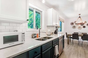 Fridge, microwave, oven, stovetop - Modern lakefront home with private dock, AC, kayaks, canoe & screened porch (Eagle River)