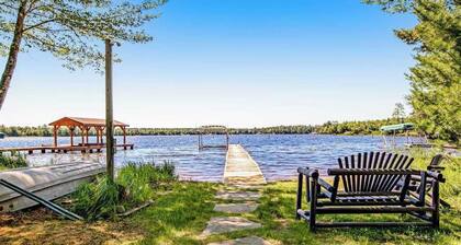 Modern lakefront home with private dock, AC, kayaks, canoe & screened porch