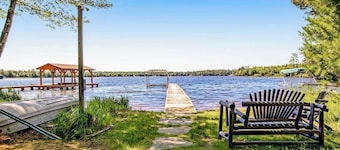 Modern lakefront home with private dock, AC, kayaks, canoe & screened porch