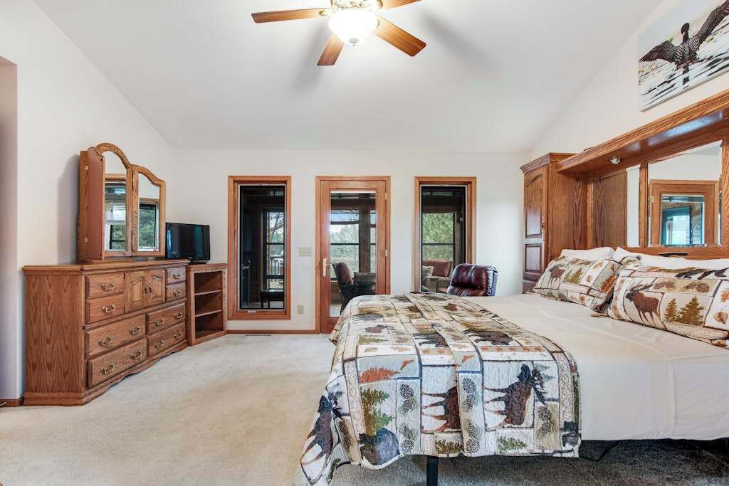 5 bedrooms, iron/ironing board, WiFi, bed sheets