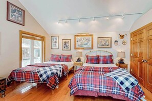 Travel cot, WiFi, bed sheets - Charming lakefront home with dock, fireplace, streaming, lake views, W/D, & AC (Conover)