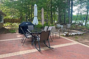 Outdoor dining - Charming lakefront home with dock, fireplace, streaming, lake views, W/D, & AC (Conover)