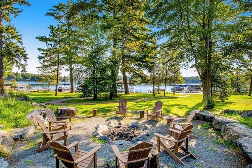 3-story townhome with dock access on Duck Lake, fireplaces, WiFi
