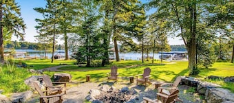 3-story townhome with dock access on Duck Lake, fireplaces, WiFi