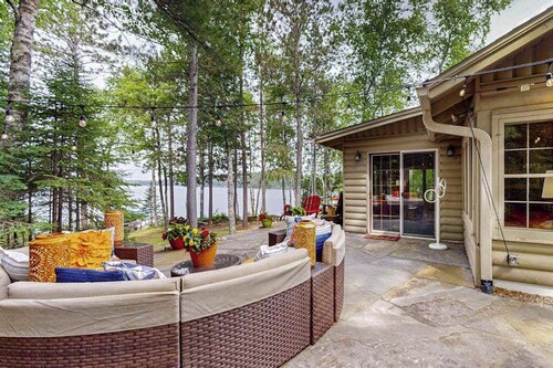 Serene Lakefront Home w/ Wifi, docks, kayaks, gas grill, fire pit & more