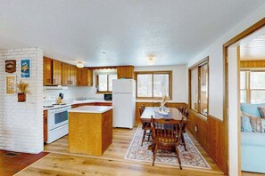Fridge, microwave, oven, stovetop - Pickerel Lake cabin w/ kayaks, dock, patio, grill & direct access to trails! (Eagle River)