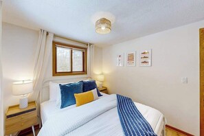 Een strijkplank/strijkijzer, reisbedje, wifi, beddengoed