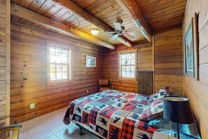 WiFi, bed sheets - Cozy cabin w/ fireplace, whirlpool tub, access to private dock, & fire pit (Mercer)