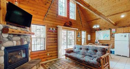 Cozy cabin w/ fireplace, whirlpool tub, access to private dock, & fire pit