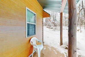 Terrace/patio - Cozy cabins w/ fireplace, whirlpool tub, access to private dock, & fire pit (Mercer)