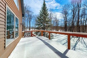 Terrace/patio - Cozy Retreat, perfect for outdoor enthusiasts, near lakes, trails & downtown (Phelps)