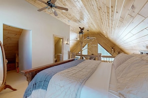 Iron/ironing board, WiFi, bed sheets - Cozy Retreat, perfect for outdoor enthusiasts, near lakes, trails & downtown (Phelps)