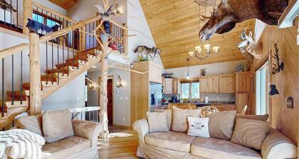 Cozy Retreat, perfect for outdoor enthusiasts, near lakes, trails & downtown