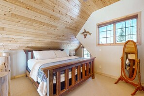 Iron/ironing board, WiFi, bed sheets - Cozy Retreat, perfect for outdoor enthusiasts, near lakes, trails & downtown (Phelps)