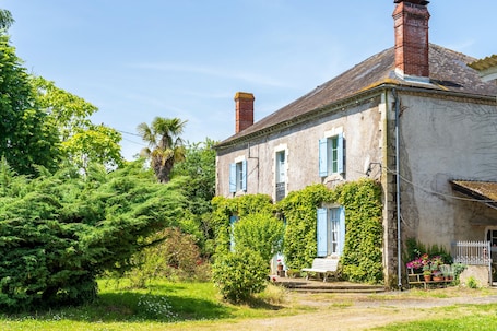Exterior. Gîte le Caddet – Traditional Béarnaise House in the Countryside