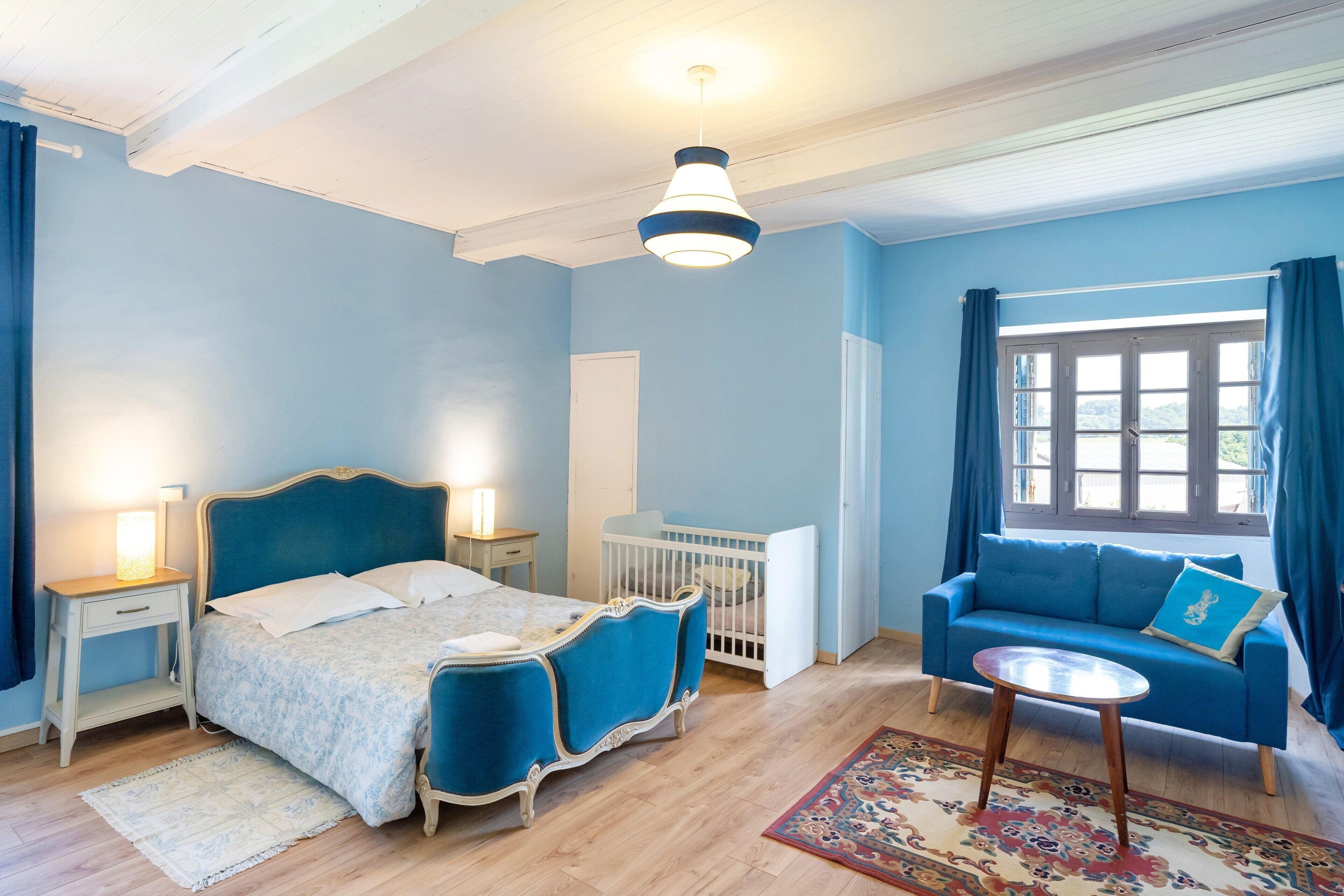 Iron/ironing board, bed sheets