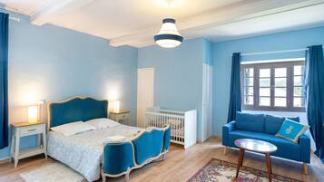 Iron/ironing board, bed sheets