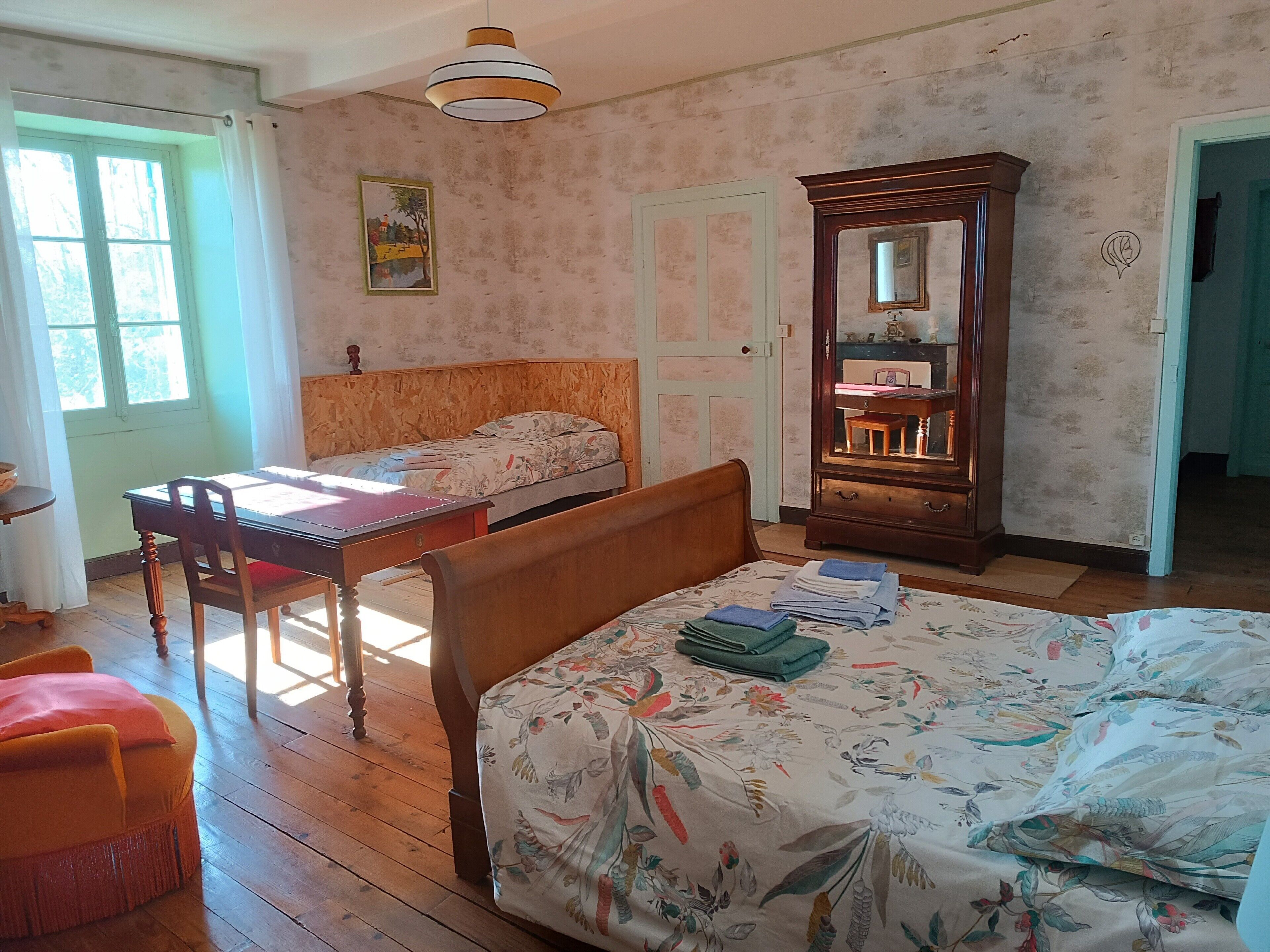 Iron/ironing board, bed sheets