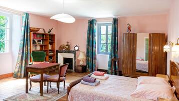 Iron/ironing board, bed sheets