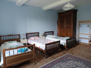 Iron/ironing board, bed sheets