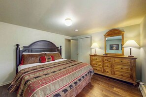 WiFi, bed sheets - Charming Lakeview cabin w/ dock, fire pit, gas grill, & WIFI, Dogs-YES (St. Germain)