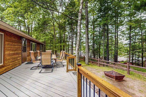 Charming Lakeview cabin w/ dock, fire pit, gas grill, & WIFI, Dogs-YES