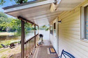 Terrace/patio - Blue Jay Cabin | Lakefront cabin in Rhinelander with dock & row boat (Rhinelander)