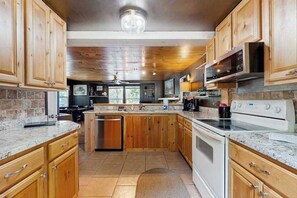 Fridge, microwave, oven, stovetop - Blue Jay Cabin | Lakefront cabin in Rhinelander with dock & row boat (Rhinelander)