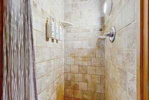 Shower, hair dryer, towels - Blue Jay Cabin | Lakefront cabin in Rhinelander with dock & row boat (Rhinelander)
