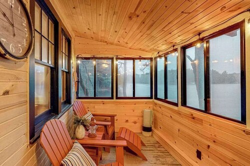 Lakeside cabin with a firepit, sunroom, & seasonal dock