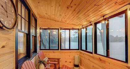 Lakeside cabin with a firepit, sunroom, & seasonal dock
