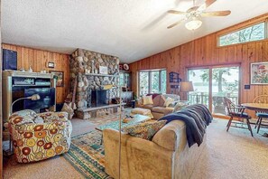 TV, fireplace, DVD player, offices - Charming 5BR Lake Home, Dog-friendly, with a full bar, Kayaks, Gas Grill, & WIFI (Rhinelander)