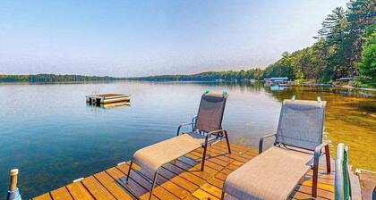 Charming 5BR Lake Home, Dog-friendly, with a full bar, Kayaks, Gas Grill, & WIFI