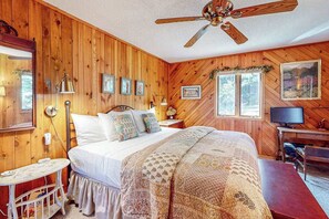 Iron/ironing board, travel cot, WiFi, bed sheets - Charming 5BR Lake Home, Dog-friendly, with a full bar, Kayaks, Gas Grill, & WIFI (Rhinelander)