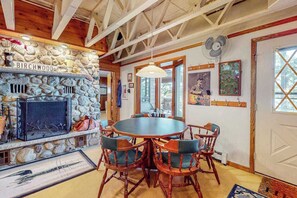 Dining - Charming 5BR Lake Home, Dog-friendly, with a full bar, Kayaks, Gas Grill, & WIFI (Rhinelander)