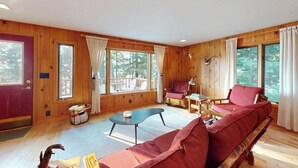 Un intérieur en bois avec un canapé, une table et une chaise.