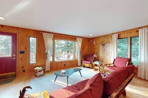 TV, offices - North Twin Lake Cabin w/ kayak, paddle boards, dock, gas grill, fire pit & WIFI (Phelps)