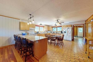 Fridge, microwave, oven, stovetop - Soaring Pines Lakeside on Fence Lake Chain w/ Paddle Boards, Kayaks, & Lily Pad (Minocqua)
