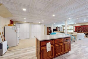 Amplia sala de estar con un mueble grande de madera, techo blanco y un rincón de asientos acogedor.