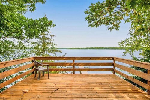 Dog-friendly, lakefront retreat with a deck, gas grill, & washer/dryer